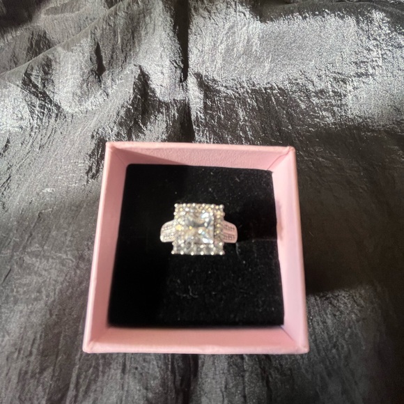 Princess cut Lab created White Sapphire set in Sterling Silver - Picture 8 of 10
